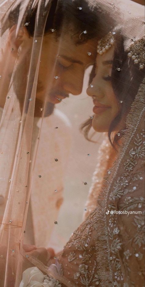 Shadi Pics Couple, Desi Couple Wedding Photoshoot, Shadi Photography Poses, Nikah Couple Poses, Indian Wedding Aesthetic Couple Photo, Desi Wedding Shoot, Aesthetic Wedding Couple Pictures, Pakistani Wedding Pictures, Nikkah Aesthetic Couple