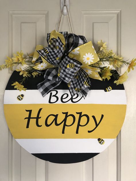 Door House, Honey Bee Decor, Door Signs Diy, Summer Door Hanger, Bee Wreath, Round Wood Sign, Wood Door Hangers, Bee Crafts, Bee Decor