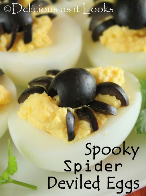 Halloween Spooky Spider Deviled Eggs - Delicious as it Looks Spider Deviled Eggs, Easy Halloween Food Appetizers, Halloween Taco Dip, Fun Halloween Appetizers, Fun Halloween Party Food, Halloween Deviled Eggs, Halloween Appetizers Easy, Creepy Halloween Food, Recetas Halloween