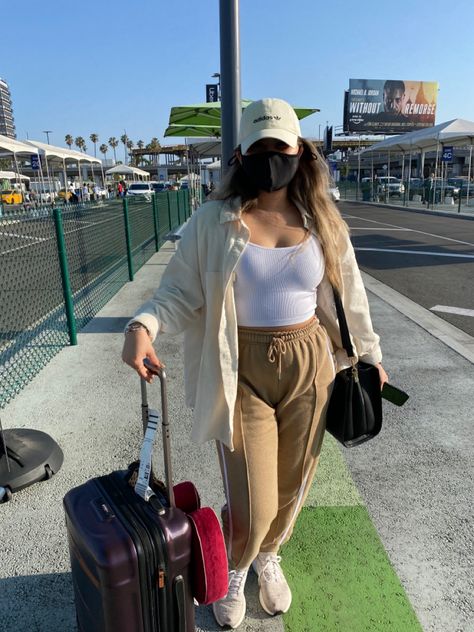 Winter Airport Outfit Black Women, Airport Outfit Medium Size, Plus Size Airport Outfit Summer, Airport Outfit Plus Size, Airport Outfit Comfy Travel Style, Airport Outfit Black Women, Comfy Airport Outfit Summer, Plus Size Travel Outfits Airport Style, Outfit With Sweatpants