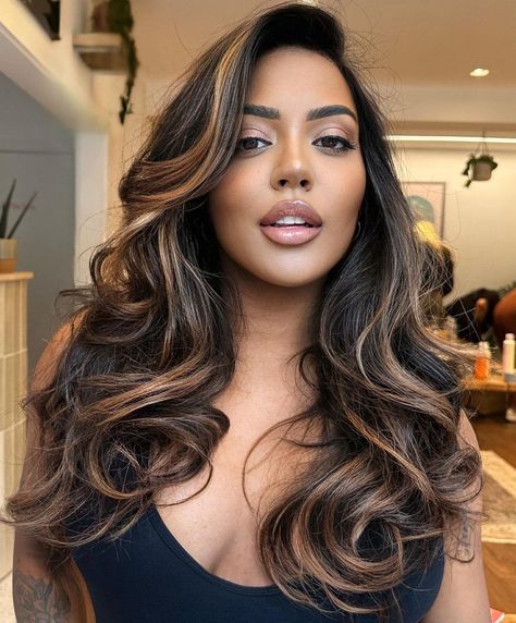 Black Hair with Caramel Brown Highlights Caramel Brown Hair Color, Spring Hair Color Trends, Caramel Brown Hair, Balayage Hair Caramel, Rambut Brunette, Black Hair Balayage, Honey Brown Hair, Hair Color Caramel, Brown Hair Inspo