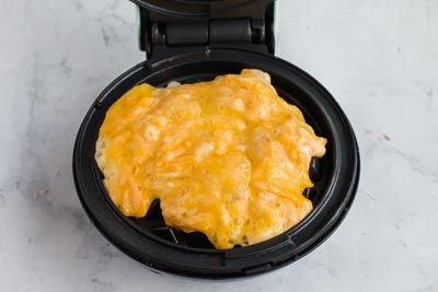 Keto Cheddar Bay Biscuit Chaffle Recipe - Ketofocus Low Carb Chaffle, Low Carb Chaffles, Mini Waffle Recipe, Chaffles Keto, Dash Recipes, Dash Recipe, Low Carb Waffles, Chaffle Recipes, Chaffle Recipe