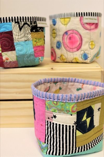 The best quilted bucket tutorial around. Step by step pictures make it easy to follow and they make great gifts! Patchwork Basket Pattern, Diy Bucket Bag How To Make, Quilted Bucket Bags, Fabric Bucket Pattern, Fabric Buckets Diy Free Pattern, Fabric Baskets Diy Free Pattern, Stitch Pots, Fabric Basket Pattern, Fabric Vessels