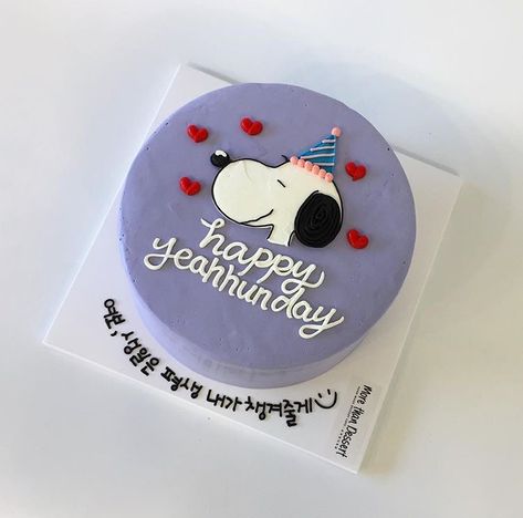 Korean Birthday Cake, Snoopy Birthday Cake, Bolo Snoopy, Drinks Homemade, Snoopy Cake, Buttercream Cake Designs, Snoopy Party, Snoopy Birthday, Discover New Music