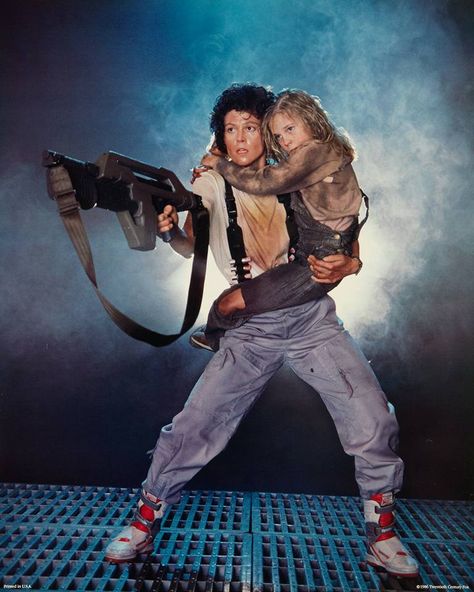 Ripley & Newt - Aliens (1986) Sigourney Weaver Alien, Alien Sigourney Weaver, Alien Ripley, Alien Movies, Aliens Colonial Marines, Ellen Ripley, Aliens 1986, Alien 2, Alien 1979