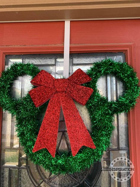 Christmas Decorations Paper, Minnie Mouse Wreath, Mickey Mouse Wreath, Mickey Wreath, Christmas Diy Kids, Christmas Ideas Gifts, Minnie Mouse Christmas, Very Merry Christmas Party, Easy Christmas Wreaths