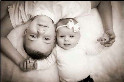 . Brother Sister Photos, Brother Pictures, Photo Bb, Sweets Ideas, Sibling Pictures, Foto Newborn, Sibling Photography, Sibling Photos, Sister Photos