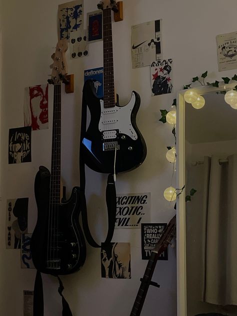 electric guitar, bass guitar, aesthetic room, fairy lights, cosy room, posters, aesthetic Electric Guitar Aesthetic Pictures, Electric Guitar Asthetics, Guitar On Wall Aesthetic, Marco Core Aesthetic, Electric Guitar Bedroom Aesthetic, Eletric Gutair Aesthetic Girl, Guitars On Wall Aesthetic, Electric Guitar Decor, Bandmates Aesthetic