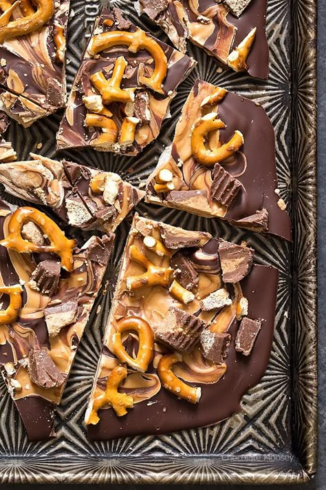 Chocolate Pretzel Bark - Homemade In The Kitchen Peanut Butter Pretzel Bark Recipes, Bark With Pretzels, Peanut Butter Pretzel Bark, Chocolate Peanut Butter Popcorn, Peanut Butter Pretzels, Peanut Butter Bark, Holiday Candies, Candy Corner, Pretzel Bark