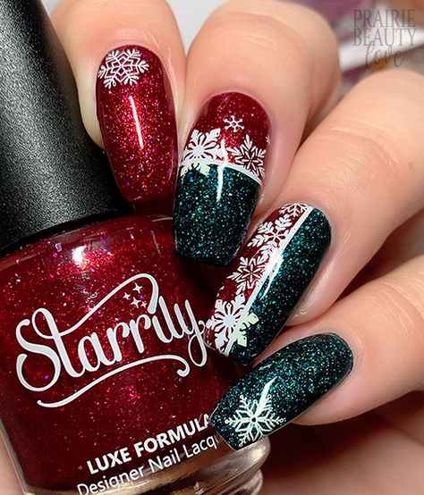 Red And Green Sparkle Christmas Nails, Red Silver Christmas Nails, Christmas Glitter Nail Designs, Red Acrylic Christmas Nails, Scottish Nail Art, Green And Red Nails Christmas, Red Green And Gold Nails, Red Green Christmas Nails, Plain Christmas Nails