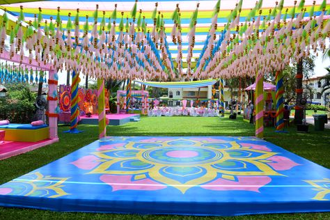 Holi Dance, Wedding Who Pays, Carnival Decor, Planner Website, Welcome Pictures, Wedding Planner Website, Flower Structure, Mehendi Ceremony