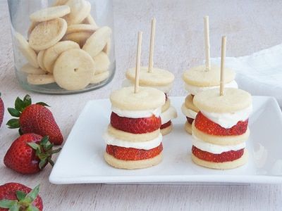 Layers of shortbread, vanilla cream and strawberries. Strawberry Shortcake Skewers, Healthy Strawberry Shortcake, Strawberry Shortcake Cheesecake, Cream And Strawberries, Strawberry Shortcake Cupcake, Homemade Strawberry Shortcake, Easy Strawberry Shortcake, Strawberry Cream Cheese Frosting, Strawberry Treats