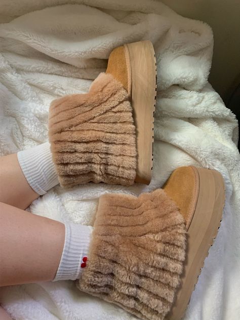 Ugg Sherpa Boots, Sherpa Uggs Outfit, Ugg Sherpa, Cute Uggs, Fluffy Shoes, Pretty Shoes Sneakers, Kawaii Shoes, Ugg Classic Mini, Uggs Outfit