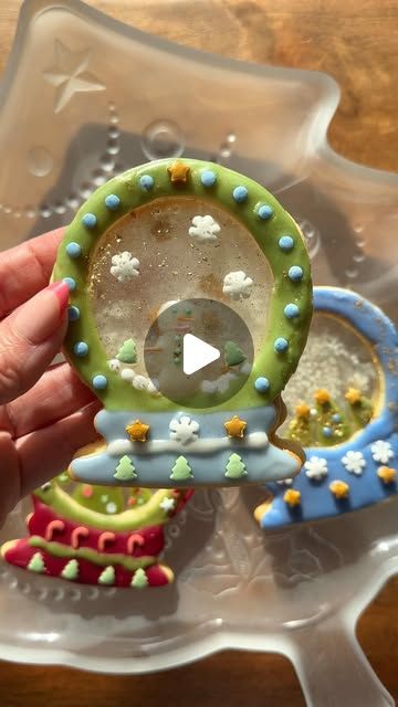 Tasty on Instagram: "In love with these Snow Globe Shaker Cookies ❄️? Vote for @itsbrittwilliams to win Tasty’s Holiday Cookie Showdown! Click the link in our bio to view her recipe in the Tasty App & add a tip saying this is your cookie pick!" Shaker Cookies, Snow Globe Cookie, Snow Globe Cookies, Snowglobe Cookies, Cookies Frosting, Sweets To Make, Cookie Recipes Decorating, Ultimate Cookies, Ideas Para Navidad