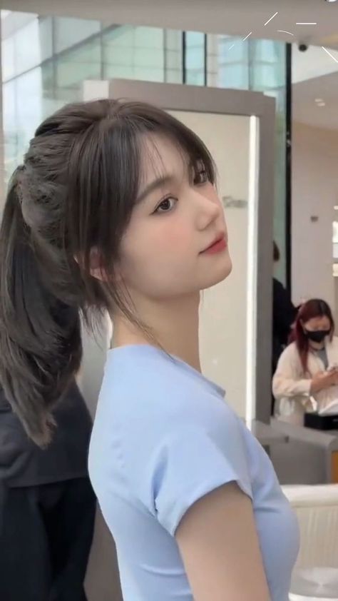 Haircut Tiktok, Pretty Hair Cuts, Pakaian Hipster, Hair Style Korea, Hair Inspiration Long, Layered Haircuts For Medium Hair, Diy Haircut, Bangs With Medium Hair, Hairstyles For Layered Hair