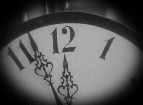 ETAT DAME 12 O Clock Aesthetic, Clock Ticking Gif, Clock Gif Animation, Clock Gif, Lou Core, Clock Aesthetic, Black And White Gif, Animiertes Gif, Horror Vintage