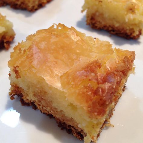 This gooey butter cake has a rich, tender cake mix crust topped with a sweet cream cheese layer that's baked until golden and super easy to make. Ooey Gooey Butter Cake Recipe, Gooey Butter Cake Recipe, Ooey Gooey Cake, Ooey Gooey Butter Cake, Danish Recipe, Gooey Cake, Chili Relleno, Gooey Butter Cake, Butter Cake Recipe