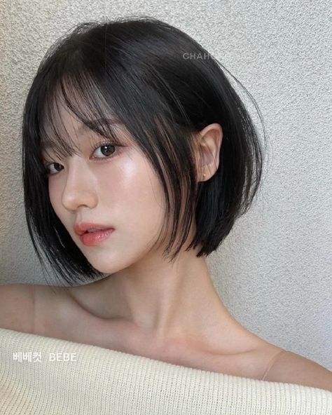 Short Hair Korean Style Bob, Cute Short Haircuts Asian, Asian Short Hair With Bangs Round Face, Asian Bangs Short Hair, Kpop Bob Haircut, Short Bob Korean, Ulzzang Short Hair With Bangs, Side Bangs Short Hair Round Face, Asian Girl Short Haircut