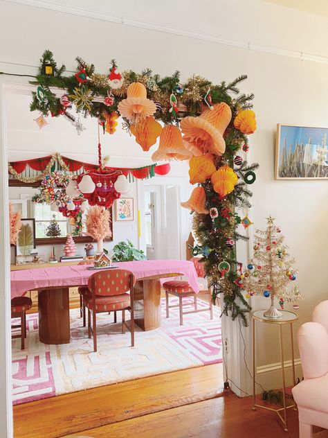 70s Style Christmas Decor, Granny Chic Christmas, Colorful Christmas Dining Room, Vintage Christmas Garland Diy, Maximalist Christmas Decorations, Whimsical Vintage Christmas Decor, Wes Anderson Christmas Decor, Retro Christmas Outdoor Decorations, Retro Vintage Christmas Decor