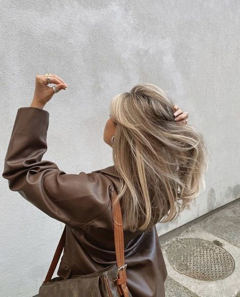 Ashy Dirty Blonde Hair, Rachel Greene, Ashy Hair, Sandy Blonde Hair, Colouring Ideas, Natural Vibes, Hair Colouring, Summer Blonde Hair, Brown Hair Inspo