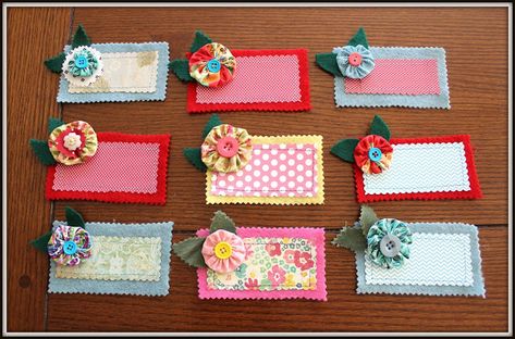 The Vintage Chateau: Quilt Guild Name Tags Quilt Name Tag Ideas, Homemade Name Tags, Fabric Name Tags, Quilted Name Tags Ideas, Quilted Name Tags, Name Tag Design Ideas, Handmade Name Tags, Womans Retreat, Name Tags Ideas