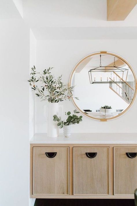 Scandinavian Hallway, Entryway Table Modern, Modern Entryway, White Interior Design, Cosy Home, Home Modern, Round Mirror, Round Mirrors, Cheap Home Decor