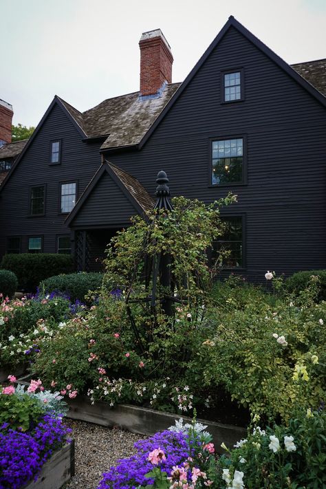 House of the Seven Gables Garden | Get the most out of your 2-day trip to Salem with this guide to the best attractions, restaurants, and hotels. Whether you are a local looking for a mini-vacation or a visitor exploring the city for the first time, you are guaranteed to have fun! Plan your getaway now and come explore Salem. Salem Trip, 2 Days Trip, Pioneer Village, Living History Museum, Banks Building, Weekend Itinerary, Salem Ma, Mini Vacation, Love Halloween