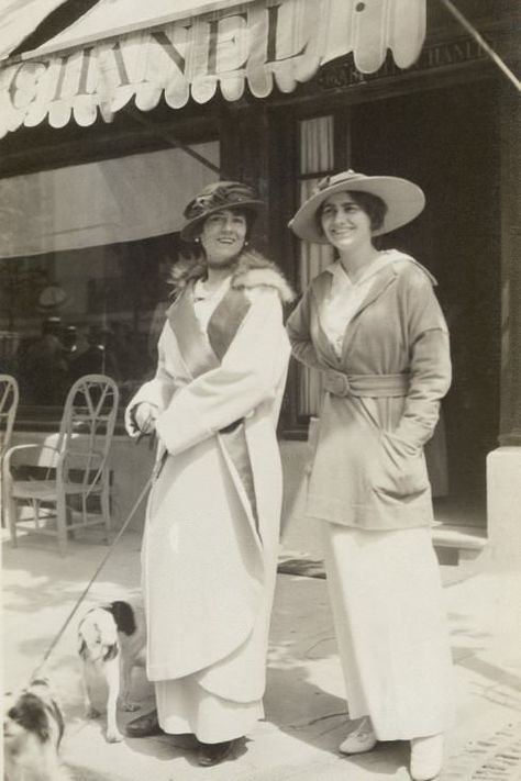 Aunt Adrienne (left) and Coco Chanel (right) near “Chanel Modes” on 21 Rue Cambon in Paris. Rose Bertin, Chanel Shorts, Charles Frederick Worth, Style Année 20, Paul Poiret, Stella Tennant, Chanel Suit, Giovanna Battaglia, Bags Online Shopping