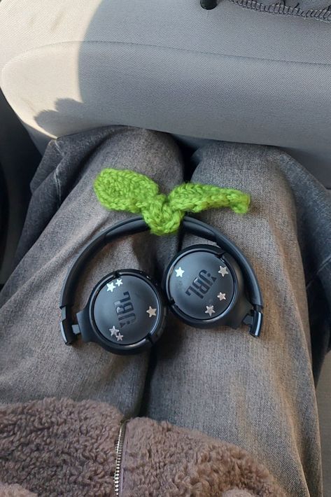 Decorating Headphones Aesthetic, Black Jbl Headphones Aesthetic, Over Ear Headphones Aesthetic, Jbl Headphones Outfit, Jbl Headphones Aesthetic, Headphones Decoration, Headphone Ideas, Boba Aesthetic, Headphone Outfit