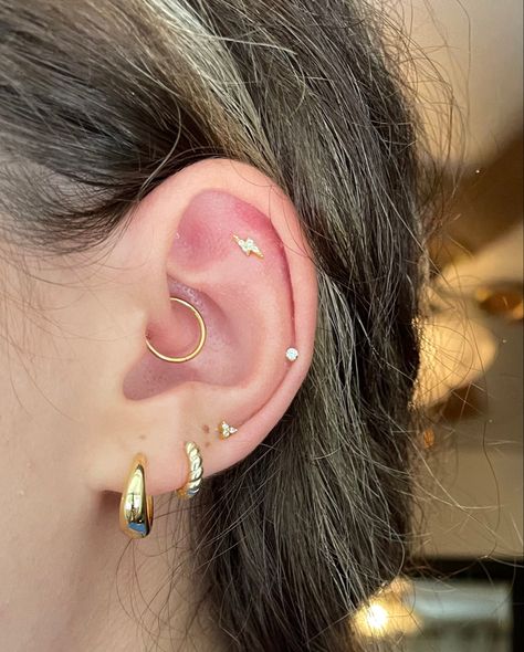 Flat And Daith Piercing, Flat Piercing Ears, Mid Helix Piercing Ideas, Flat Piercing Ideas, Flat Ear Piercing, Flat Piercing, Earring Stack, Piercing Inspo, Daith Earrings