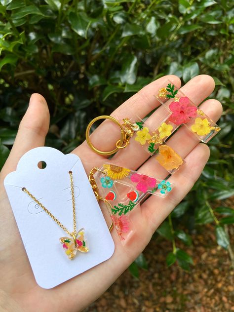 Resin Necklace Ideas, Resin Business Ideas, Resin Art Keychain, Resin Key Chains, Resin Keychain Ideas, Resin Initial Keychain, Initial Keychains, Resin Pendant Diy, Diy Resin Keychain