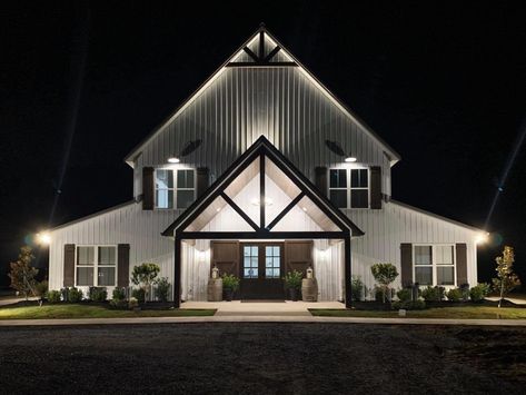 Barndominium Christmas Lights, Barndominium Duplex Ideas, Barndominium Homes, Barndo Ideas, Barn Dominium, Cabin Remodel, Siding Ideas, Barn Homes Floor Plans, Barn Houses