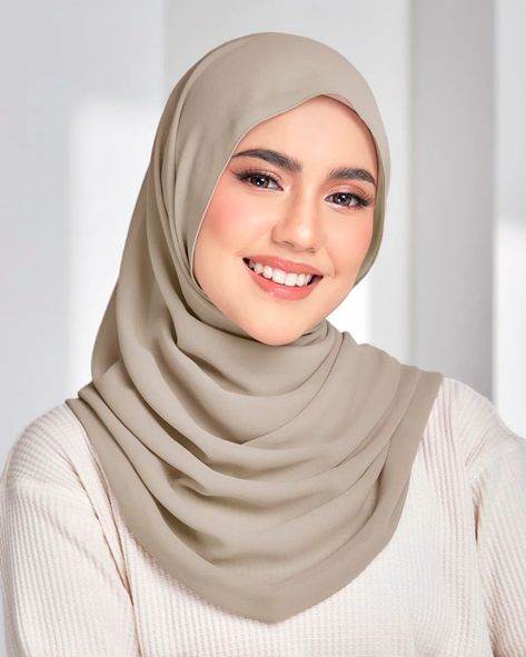 Muslim Business Women, Hijabi Photoshoot, Hijab Portrait, Corporate Shoot, Professional Headshots Women, Headshots Women, Hijab Niqab, Business Photoshoot, Professional Headshots