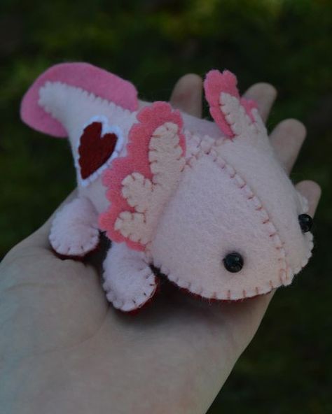 Cute Felt Sewing Projects, Axolotl Plush Pattern Free, Mini Felt Plushies, Axolotl Felt Pattern, Felt Plushie Ideas, Sewing Projects Animals, Cute Hand Sewing Projects, Diy Felt Stuffed Animals, Crafts For Bffs Diy