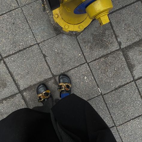 Jw Anderson Chain Loafer, Loafers Outfit, Ootd Inspo, Jw Anderson, Spring Vibes, Black Chain, Get Dressed, All Black, Sneakers Fashion