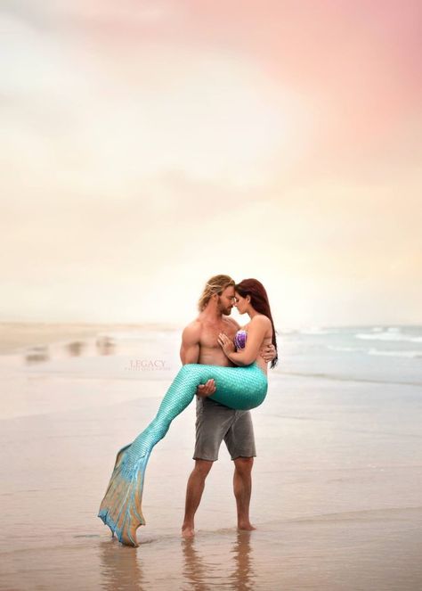 Vero Beach Mermaid Mermaid Romance, Mermaids Art, Mermaid In Love, Mermaid Photo Shoot, Mermaid Photoshoot, Mermaid Treasure, 7 Seas, Mermaid Pose, Fin Fun