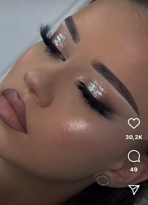 Prom Makeup Glam Glitter, 18th Birthday Makeup Ideas Natural, Eye Makeup Ideas Glitter, Prom Makeup For Black And Silver Dress, Silver Prom Makeup For Brown Eyes, Nye Glam Makeup, Prom Black Makeup, Make Up Nero, Silver Makeup Brown Eyes