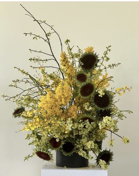 Thanksgiving Floral Arrangements, Thanksgiving Flowers, Unique Floral Arrangements, Flower Wall Wedding, Wedding Reception Flowers, Fall Arrangements, Flower Therapy, Deco Floral, Plant Mom