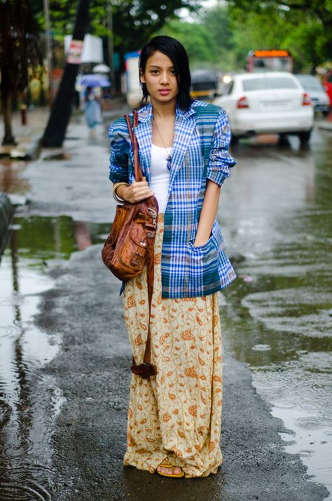 15 Stylish Indian Street style Fashion Ideas for Women Street Style India, India Street, Indian Street, Trendy Dress Outfits, Street Style Fashion, Street Style Trends, Outfit Trends, Street Style Chic, India Fashion