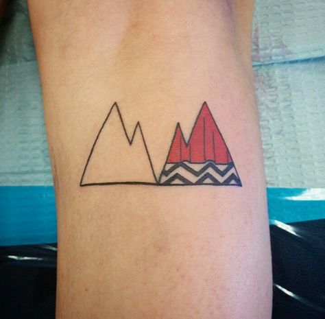 Twin Peaks Twin Peaks Tattoo Minimalist, Twin Peaks Tattoo, Music Related Tattoos, Traditional Style Tattoo, Saved Tattoo, Tattoo Themes, Mountain Tattoo, Matching Tattoo, Super Secret