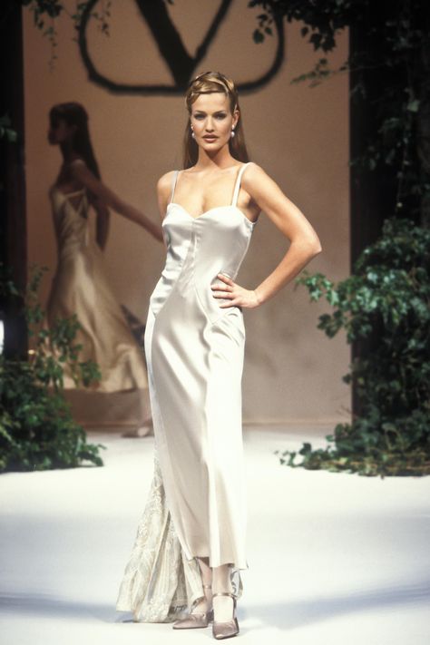 Valentino Couture Runway Show S/S 1994 Karen Mulder, 90s Runway Fashion, Valentino Haute Couture, Vintage Runway, Valentino Couture, Catwalk Fashion, Evening Gowns Elegant, Ballroom Dress, Fashion Event