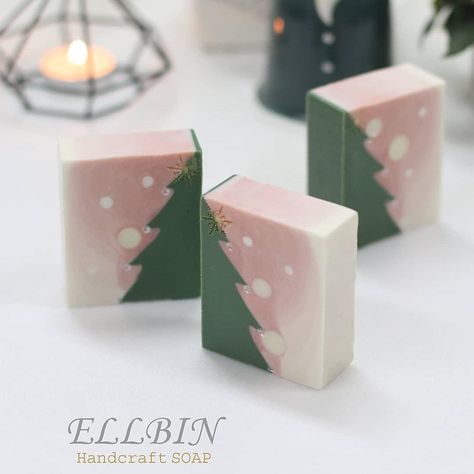 Day no.7 of our Christmas series features these beautiful 🌲soaps by @ellbin_soap. Such masterpieces 👏🏻🤩 amazing work! Soap Christmas Gift Ideas, Christmas Soap Designs, Christmas Soap Gift, Christmas Soaps, Soap Images, Christmas Crafts To Make And Sell, Soap Design Ideas, Cold Process Soap Designs, Dessert Soap