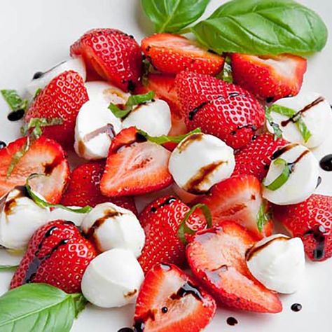 Strawberry Caprese, Salad Presentation, Strawberry Health Benefits, Strawberry Salad Recipe, Caprese Salad Recipe, Healthy Strawberry, Strawberry Salad, Yummy Salad Recipes, Watermelon Recipes