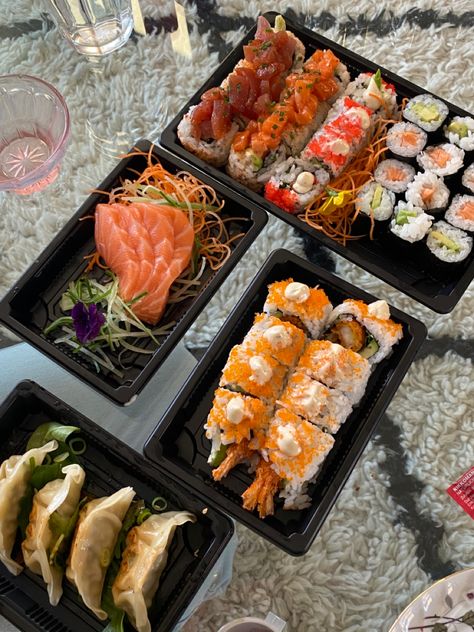 Sushi Takeaway, Takeaway Food, Best Food Ever, Japan Food, Food Obsession, Interesting Food Recipes, Pretty Food, Food Cravings, I Love Food