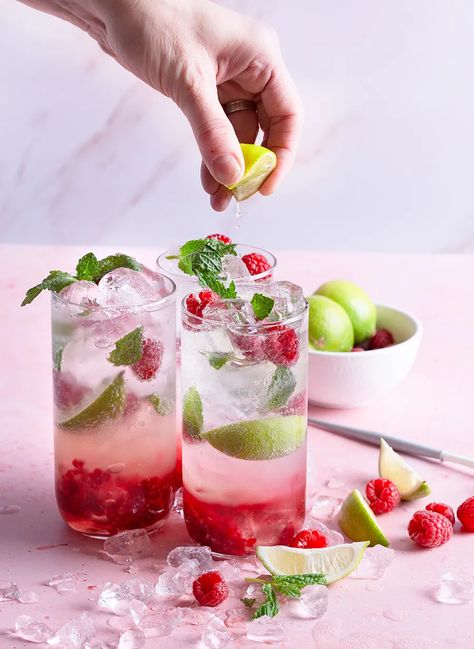 Virgin Raspberry Mojito, Mocktail Drink Recipes, Virgin Mojito Recipe, Virgin Cocktail Recipes, Mocktail Drink, Raspberry Drink, Mojito Drink, Mojito Recept, Easy Mocktail Recipes