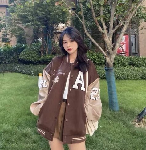 Women Trendy Outfits, Varsity Outfit, Baseball Jacket Outfit, Senior Jackets, Varsity Jacket Outfit, Jacket Outfit Women, Trendy Shirt Designs, Korean Casual Outfits, Quick Outfits