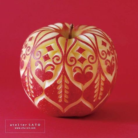 Fruit Carving Artist Turns Fruit and Vegetables into Works of Art Fruit Carvings, Watermelon Carving, Food Sculpture, Fruit And Vegetable Carving, Food Artists, Vegetable Carving, Popular Crafts, Food Carving, Fruit Carving