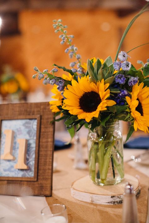 Sunflower Centerpieces Diy, Sunflower Wedding Centerpieces, Pretty Wedding Centerpieces, Sunflower Wedding Decorations, Sunflower Centerpieces, Fall Mason Jars, Sunflower Themed Wedding, Sunflower Wedding Bouquet, Simple Wedding Centerpieces