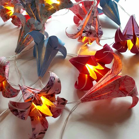 Craft Paper Decoration Ideas, Origami Fairy Lights, Paper Lantern Cricut, Origami Wall Decor, Origami Fairy, Origami Light, Dorm Crafts, Diy Paper Lanterns, Origami Lights