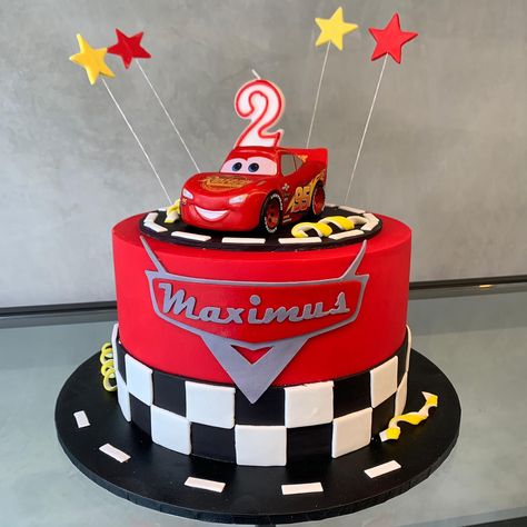 Lighting Mcqueen Cake, Mcqueen Car Cake, Lightning Mcqueen Birthday Cake, Cars Cake Design, Disney Cars Cake, Pixar Cars Birthday, Lightning Mcqueen Cake, Cars Theme Cake, Flash Mcqueen